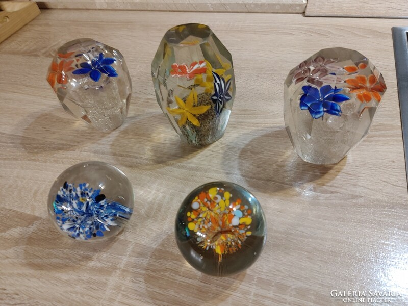 Beautiful retro paperweight, face-polished crystal glass with flowers, approx. 11.5 cm