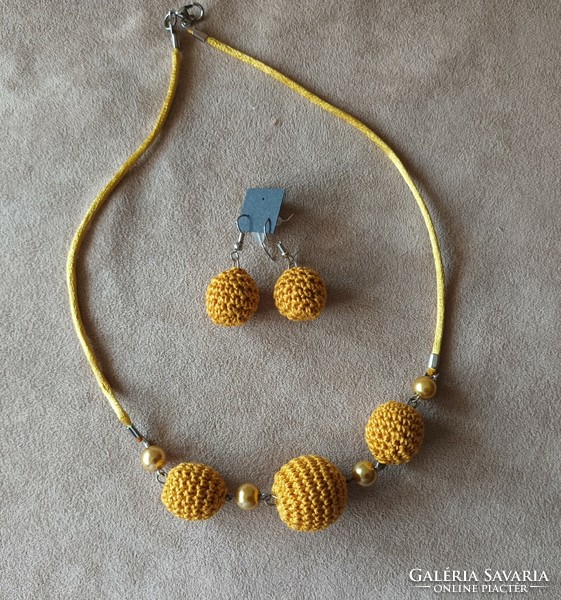 Ball jewelry set, ocher yellow