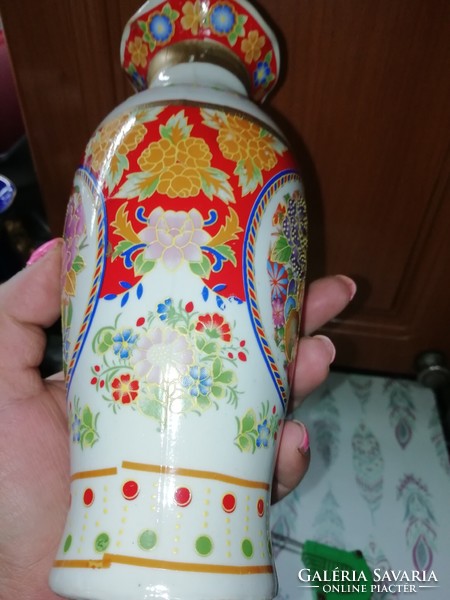 Porcelán váza Chinai 8..a képeken látható állapotban van