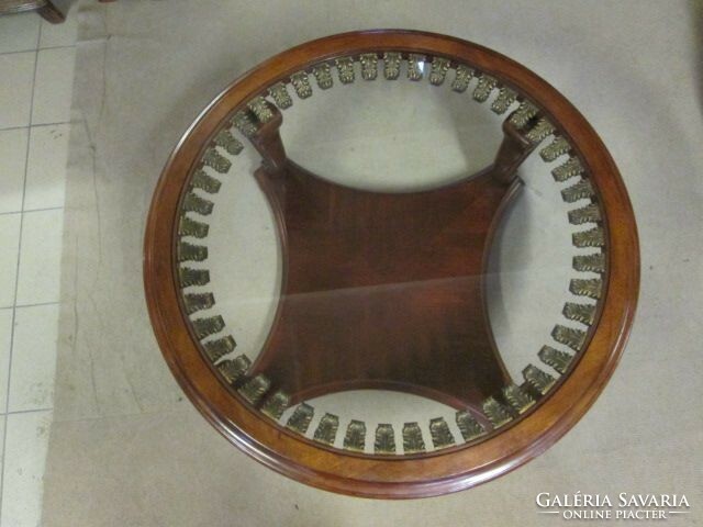 Gyarmati (koloniál) stílusú nagyméretű üvegtetejű dohányzóasztal , melyet amerikai Ashley gyártott.