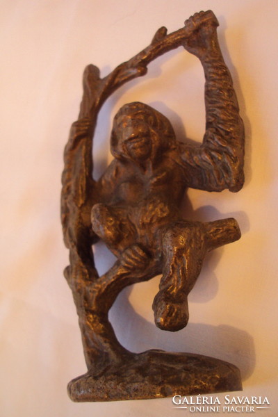 SÁRGARÉZ ágon ülő majom figura,karakteres megmunkálással.(öntvény)