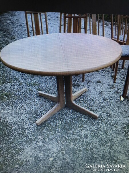Oak veneered round extendable table with 6 chairs