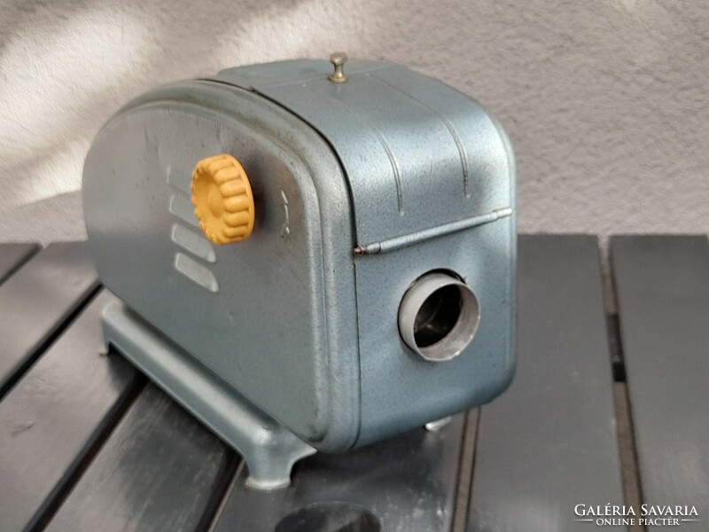 Factory slide projector with disc lock for parts