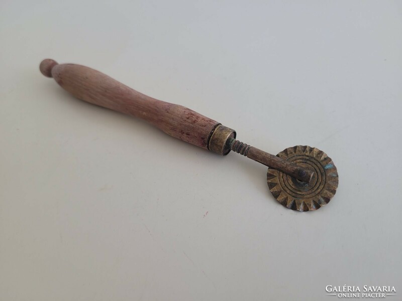 Old confectioner's tool Rádli dough cutter