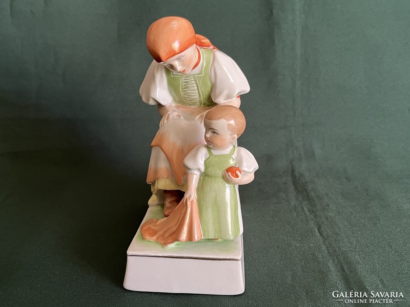 Régi pajzspecsétes Zsolnay Sinkó Anya gyermekével porcelán figura (P0004)
