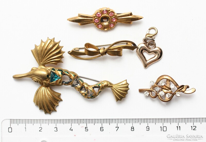 Mixed jewelry set: 4 pins + 1 pendant (1)