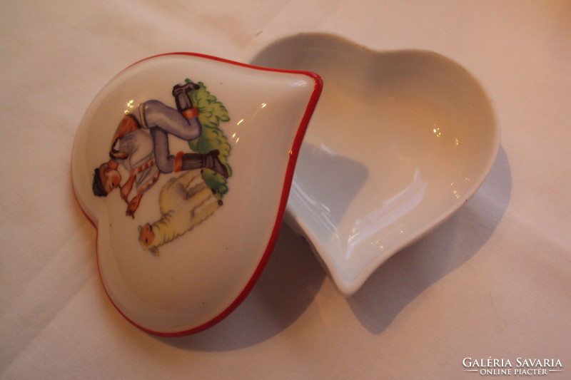 Heart-shaped porcelain bonbonier with a motif of a boy playing the flute. (Budapest inscription on the base)