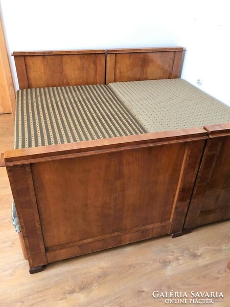 2 db. Restaurált biedermeier ágy.