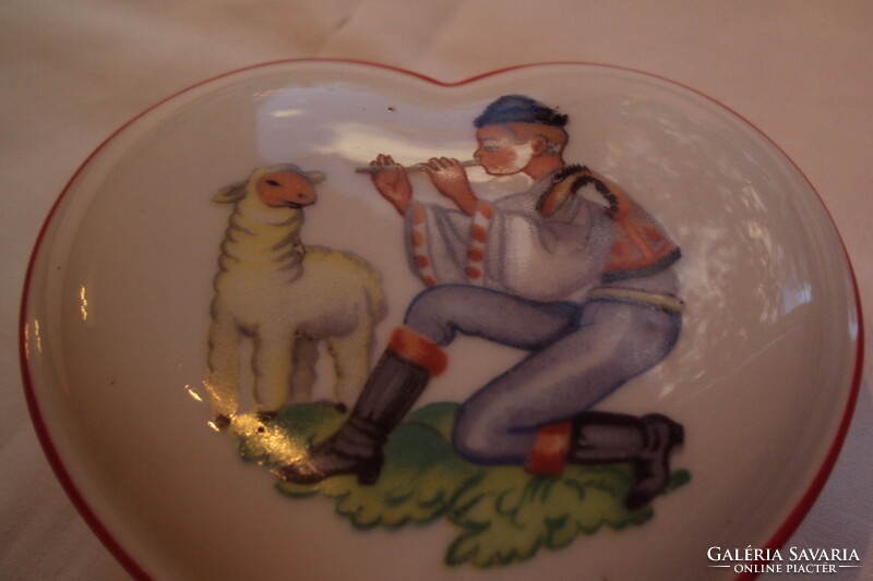 Heart-shaped porcelain bonbonier with a motif of a boy playing the flute. (Budapest inscription on the base)