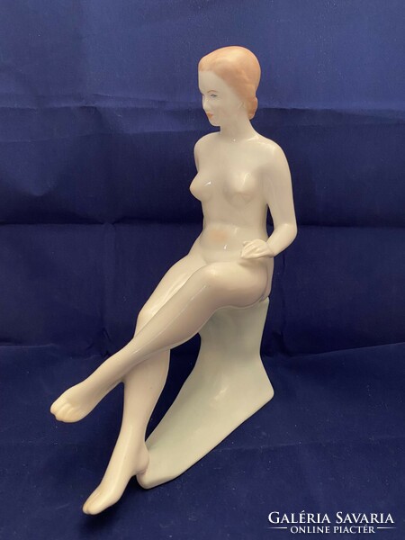 Aquincum porcelain seated nude statue