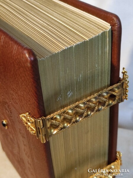 Cleves Katalin Órakönyvének (1440) fakszimile kiadása.(Liturgikus Könyv). 980 példányban készült...﻿