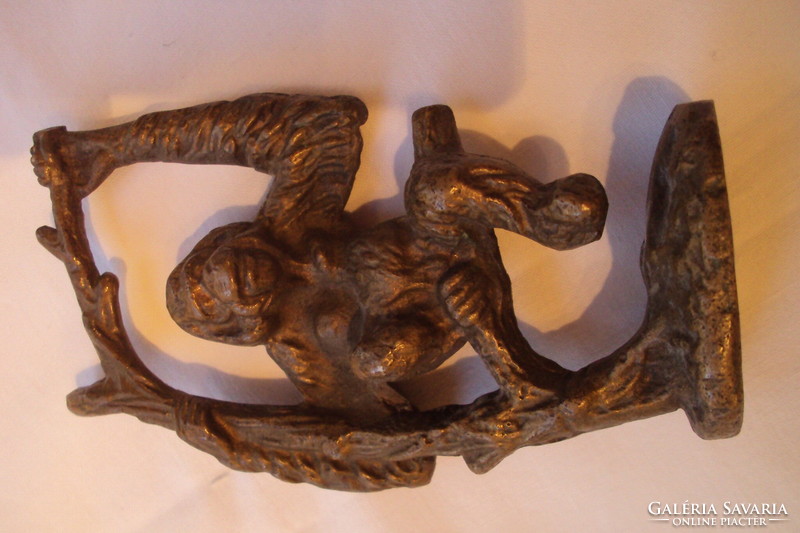Figure of a monkey sitting on a brass branch, with characteristic processing. (Casting)