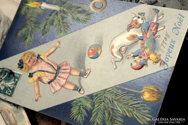Antik dombornyomott Karácsonyi üdvözlő képeslap - kislány sír kutyus ellopja a játékot 1908ból