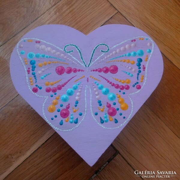 ÚJ! Rózsaszín szív alakú fa doboz, kézzel festett, pillangó díszítéssel