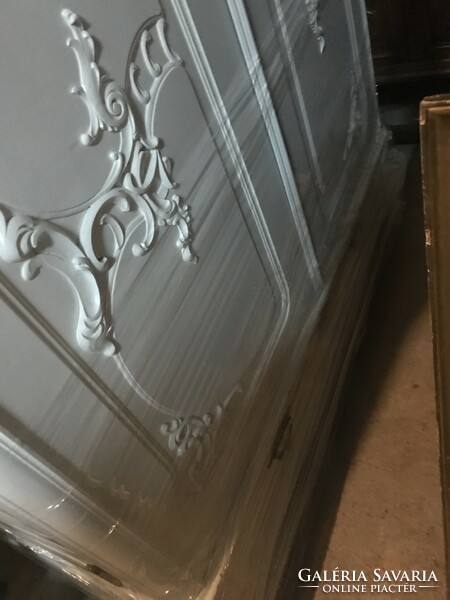 Bécsi barokk szekrény fehérre festve