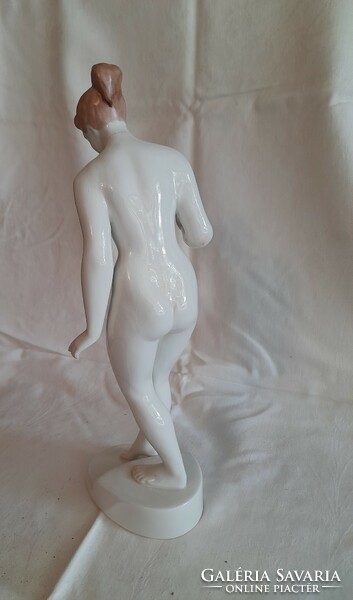 Aquincum porcelain. Nude entering water