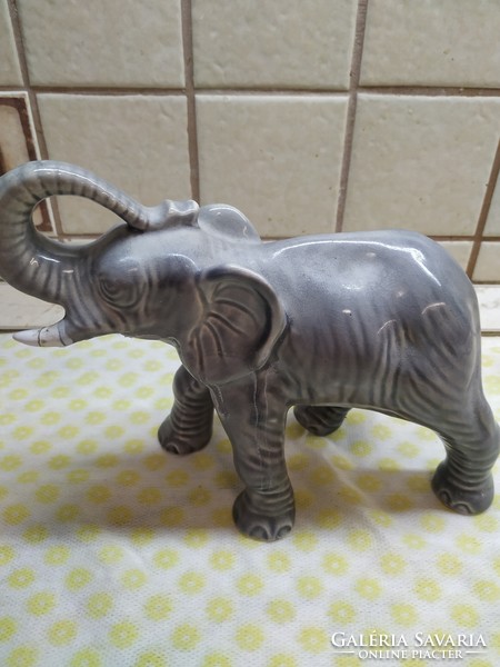 Nagyméretű porcelán elefánt eladó!