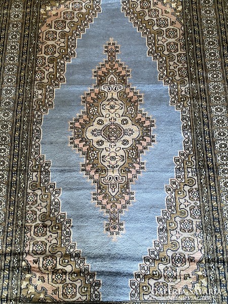 Hand-knotted Pakistani carpet 120x195