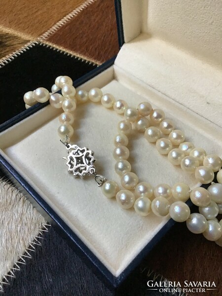 Old string of real pearls with clasp and sapphire