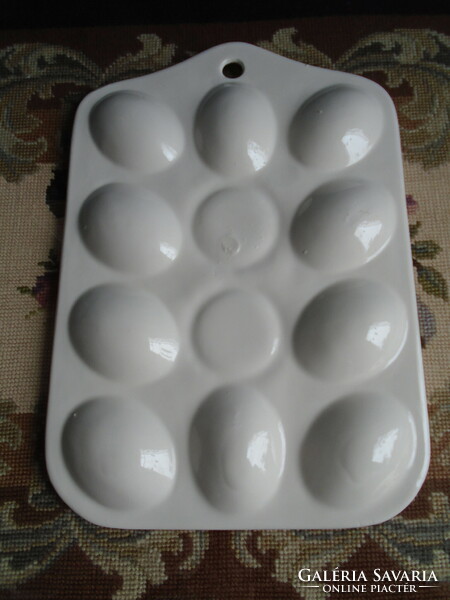 White ceramic Easter egg bowl.