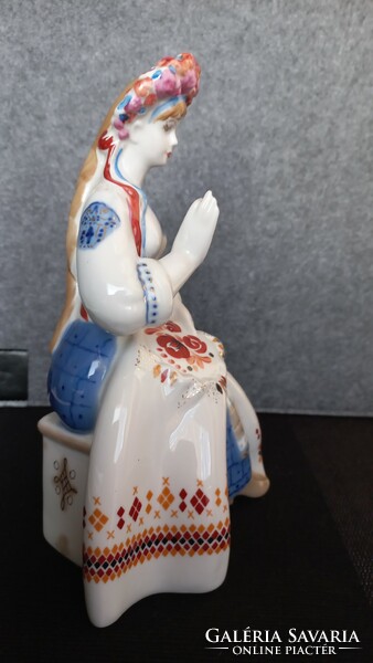 Orosz porcelán hímző népviseletes női szobor, kézi festésű, 24 X 17 X 10 cm