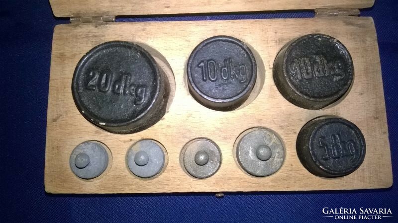 Set of iron scales, in a wooden box