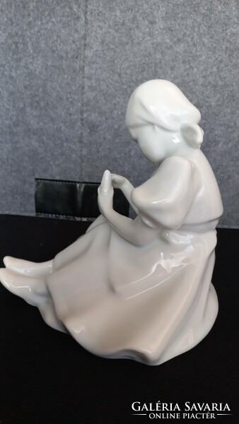 Zsolnay fehér porcelán Libatömő lány, jelzés nélküli, 17 cm magas, aljának átmérője: 15 cm,
