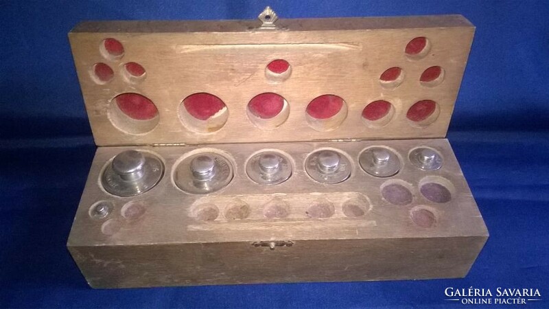 Set of nickel-plated scales, in a large wooden box