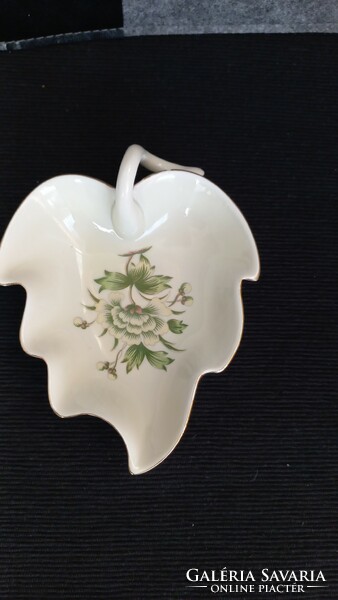 Hollóházi Hortenzia mintás levél alakú porcelán gyűrűtartó tálka, vajszínű, jelzett 4,8 X 12 X 10 cm