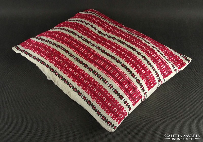 1P428 embroidered red and white cross stitch pattern cushion cover with feather pillow