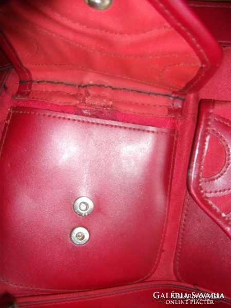 Burgundy women's bag, with a small manufacturing defect,/ adhesive/ long handle does not affect its use,