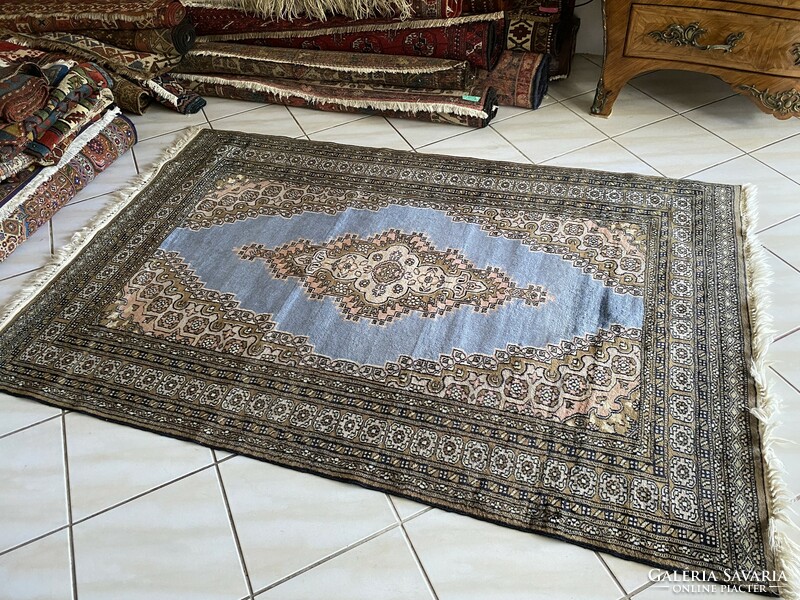 Hand-knotted Pakistani carpet 120x195