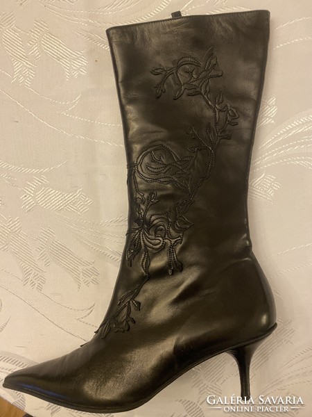 Karen miller fashion casual boots. Real soft leather. Beautiful embroidery with discites.