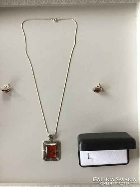 Ezüst (Ag) nyaklánc medállal, fülbevaló párral, borostyán színű üveggel, 44 cm, bruttó 21 gr (FÉD)