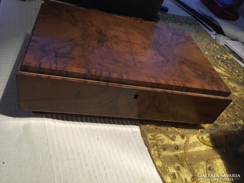 Régi, intarziás, lakkozott fa doboz 29 x 20 x 8 cm (26)