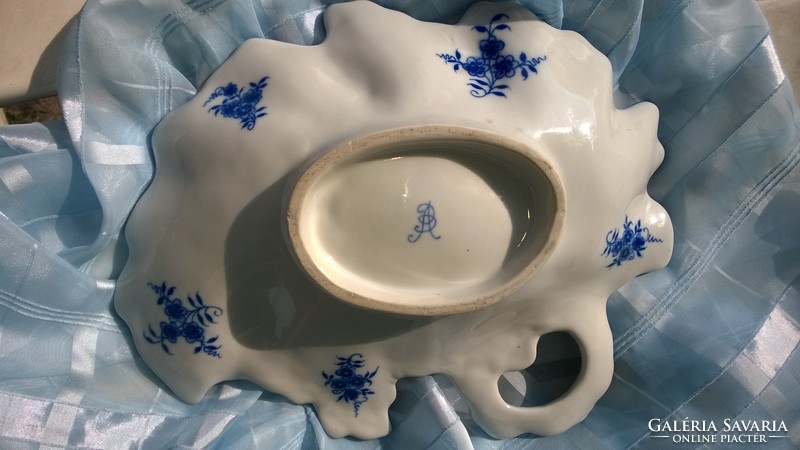 A decorative table offering-bowl with a Meissen motif, flawless and beautiful piece. 29X26x6 cm