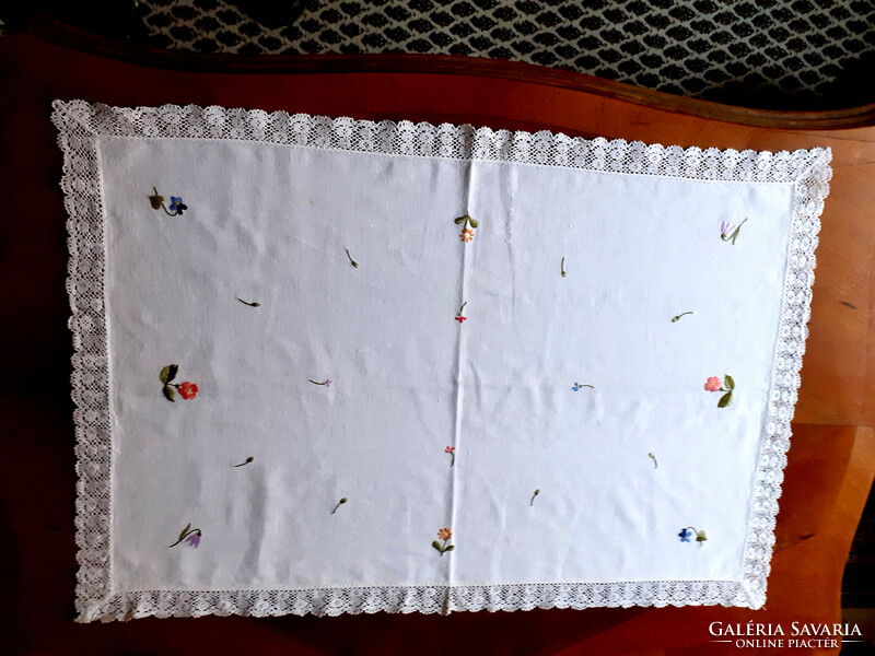 Embroidered lace edge tablecloth. 73 X 50 cm