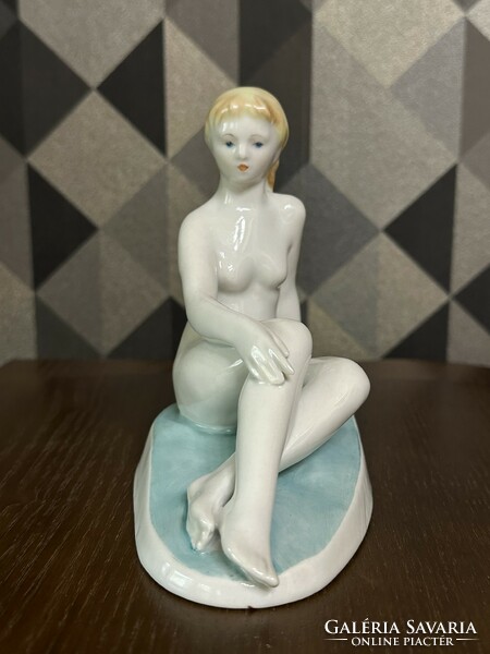 Zsolnay napozó akt porcelán figura