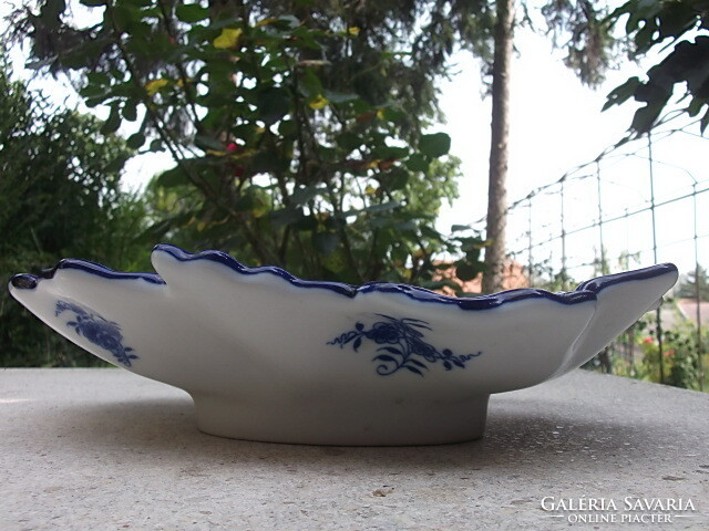 A decorative table offering-bowl with a Meissen motif, flawless and beautiful piece. 29X26x6 cm