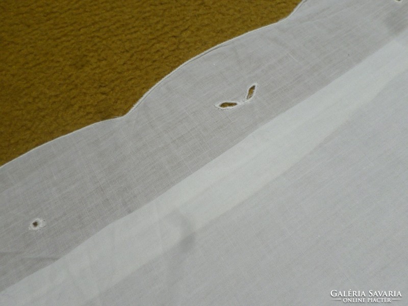 Fehér zsinór díszítéses, virágos, hímzett, hullámos szélű vékonyabb pamut paplanhuzat/ágytakaró.