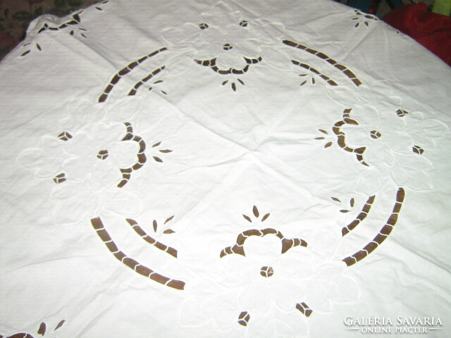A beautiful rosette tablecloth