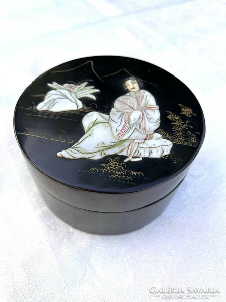 Gyönyörű dombor gésa képes fekete kerek ékszeres dobozka