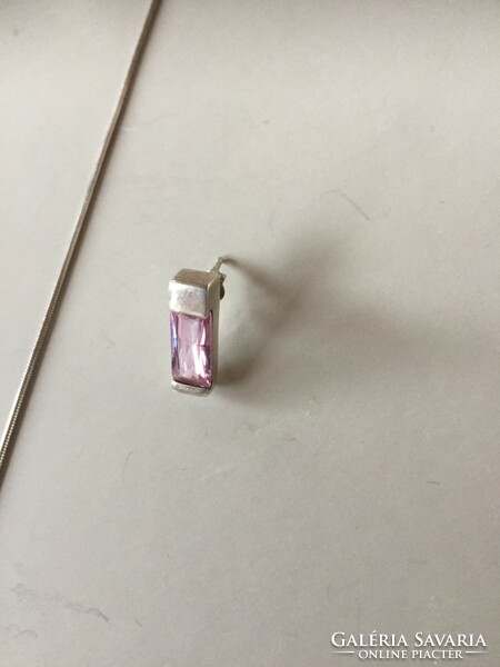 Ezüst (Ag) nyaklánc medállal, fülbevaló párral, rózsaszín csiszolt üveggel, 46 cm, 9,1 gramm (FÉD)