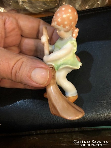 Herend sweeping girl, porcelain, size 9 cm.