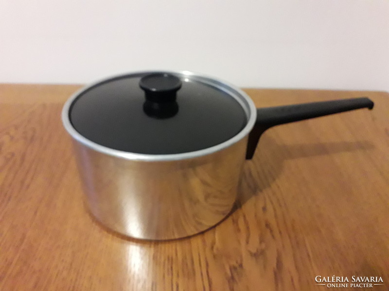 Milk kettle with handle