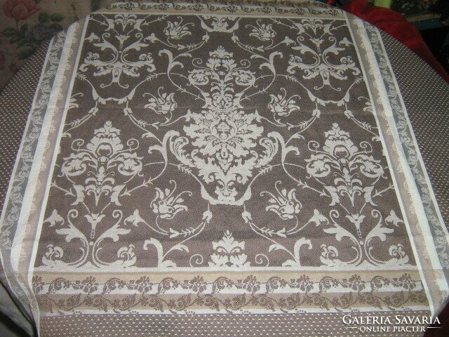 Wonderful elegant baroque patterned woven damask tablecloth centerpiece