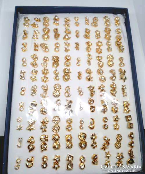 100 pár arany színű fülbevaló szett fémérzékenyeknek 391