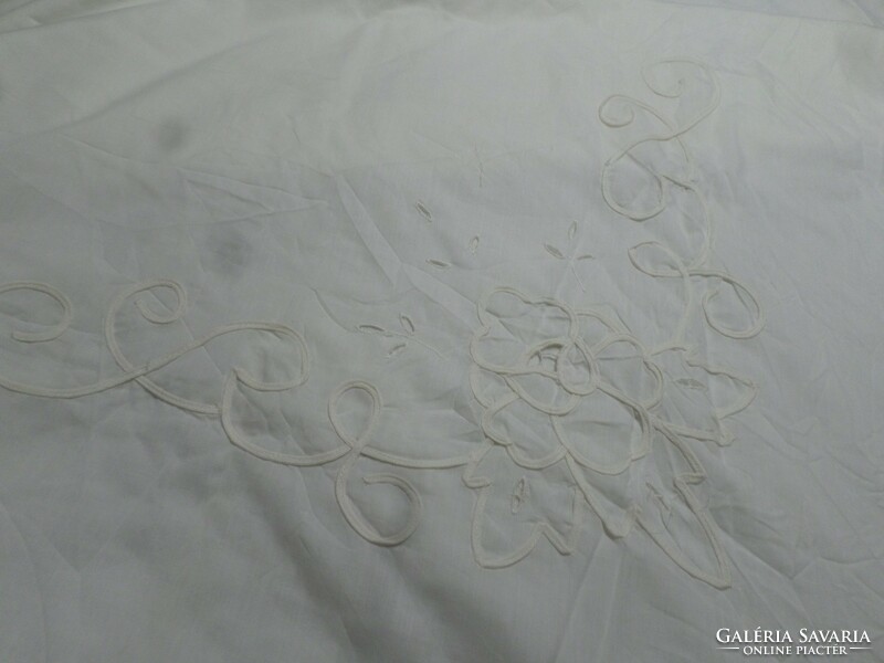 Thinner cotton duvet cover/bedspread with white cord decoration, floral, embroidered, wavy edges.