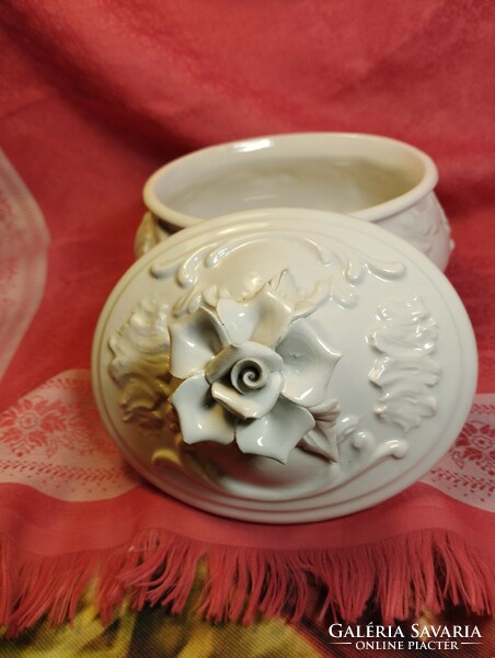 Hófehér porcelán bonbonier, ékszertartó kézzel formázott rózsával