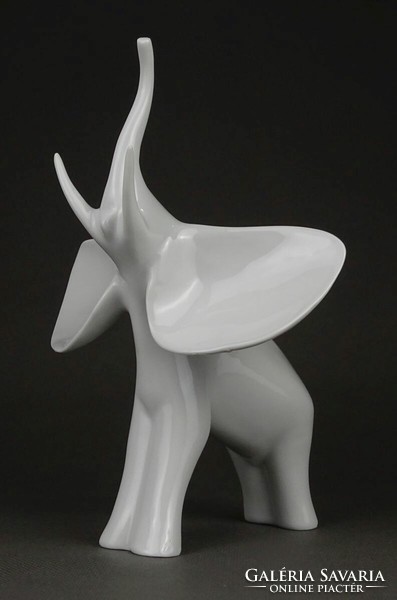 1P695 retro white Raven House porcelain elephant figure 18 cm